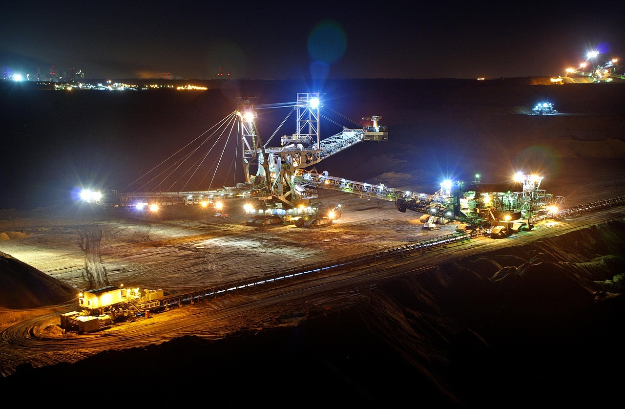 Global Bulk Flows on Capesizes Diverges while Capesizes Tonnage Passing Singapore Slides
